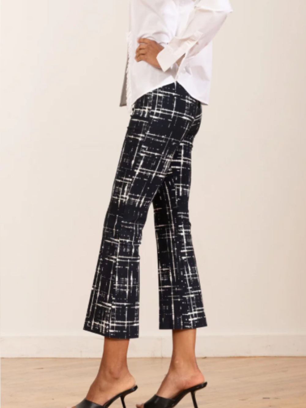 Avenue Montaigne LEO Graffiti Navy Size 6 Cropped Flare Cut Pant